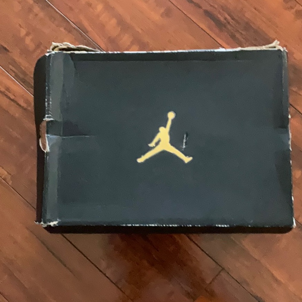 AIR JORDAN 12 EMOJI RETRO SIZE 6.5Y Boys